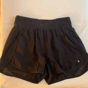 Balance Athletica breeze short in midnight/black!